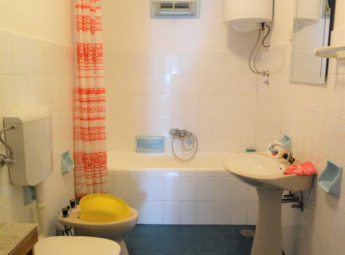 Bathroom, Airy Crikvenica Apartment With Terrace Close to Beach, Crikvenica