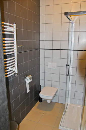 Bathroom 3, Motel Lunar, Chrzanów
