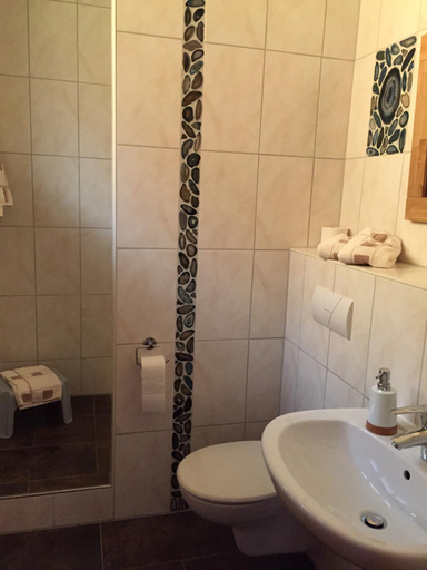 Bathroom 4, Die Hardtmuhle, Waldeck-Frankenberg