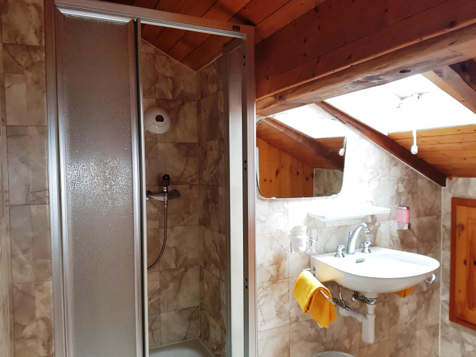 Bathroom 3, Modern Rooms by Tascherhof, Visp