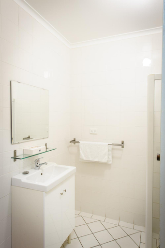 Bathroom 3, Anglers Inn, Copper Coast