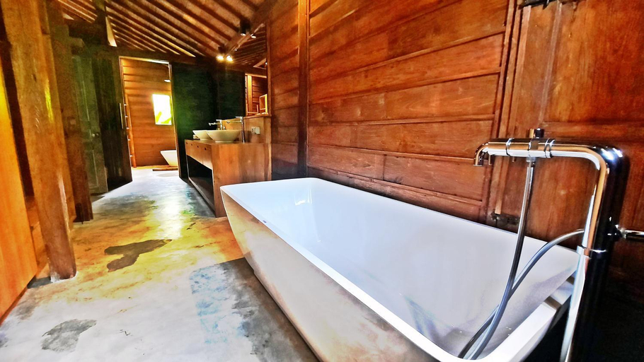 Bathroom 2, VILLA LE PETIT LEON "Authentic Traditional Wooden House", Buleleng