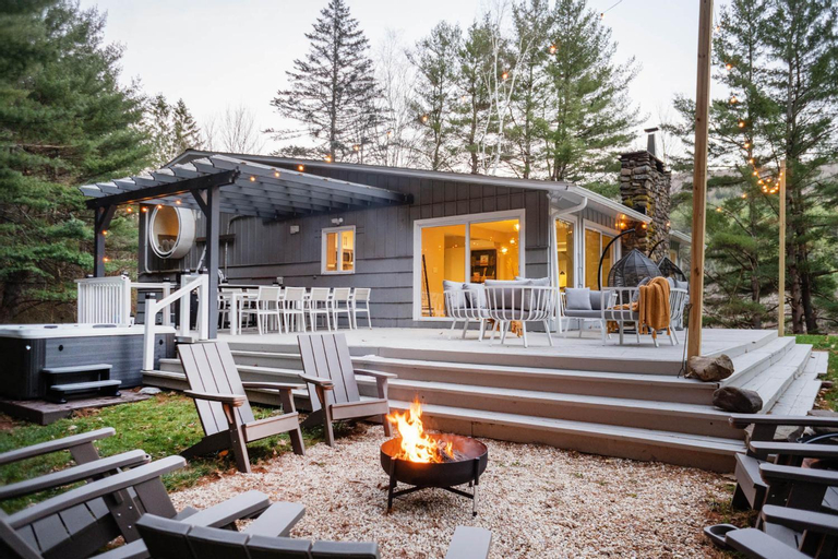 Prattvilla -Catskill -Mountain Escape 5 BR ,3 bath with Hot tub, Greene