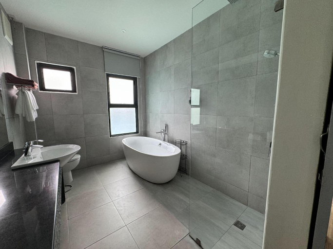 Bathroom 4, La Isla Pranburi Beach Resort, K. Sam Roi Yot