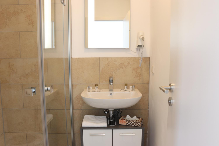 Bathroom 4, Motel Bergtheim - Self Check-in, Würzburg