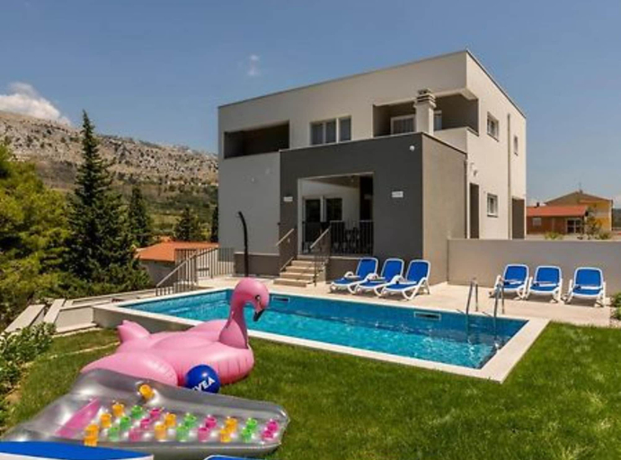 Sport & Beauty 2, Modern & Stylish Villa With Private Pool, Omiš