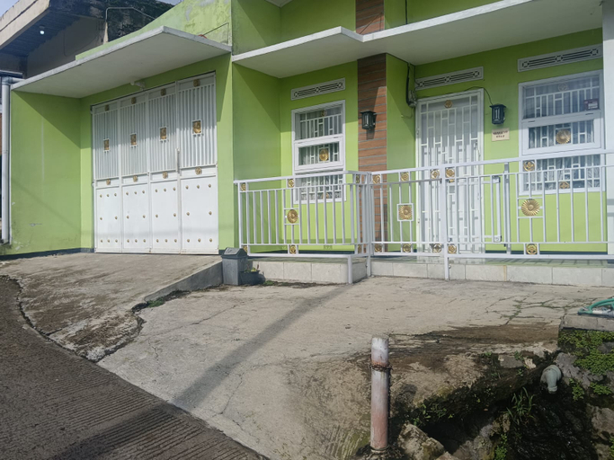 Exterior & Views 2, Arsy Homestay, Bandung