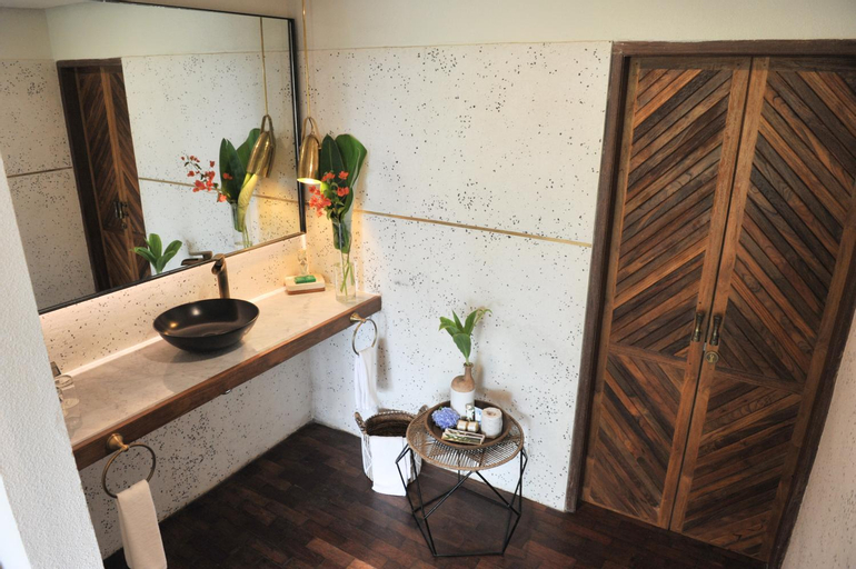 Bathroom 7