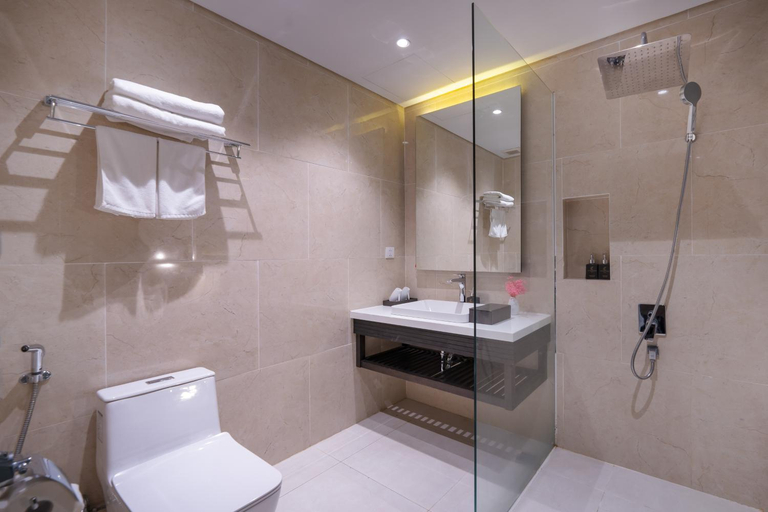 Bathroom 5, Everland Hotel, Da Nang