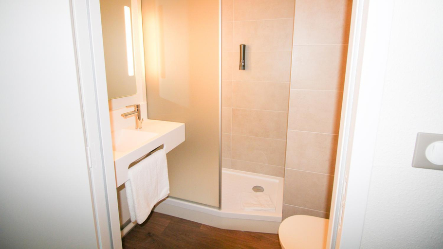 Bathroom 4, B&B Hôtel Montélimar Sud, Drôme