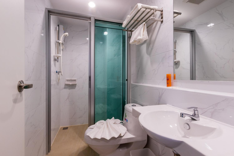 Bathroom 4, The Key Point Hotel, Din Dang