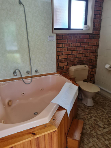 Bathroom, Toora Lodge Motel, South Gippsland - East