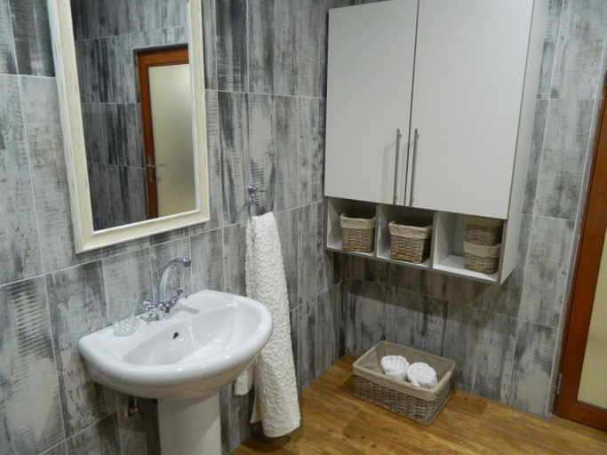 Bathroom, Green Haven Apartments, Lobamba