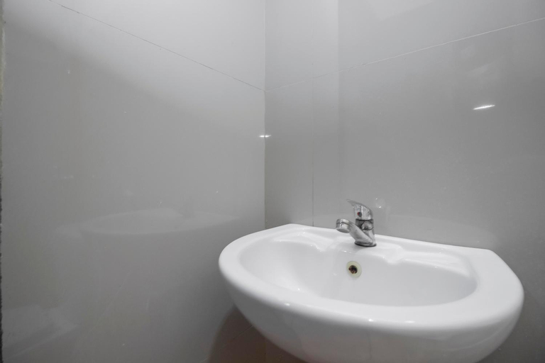 Bathroom 13