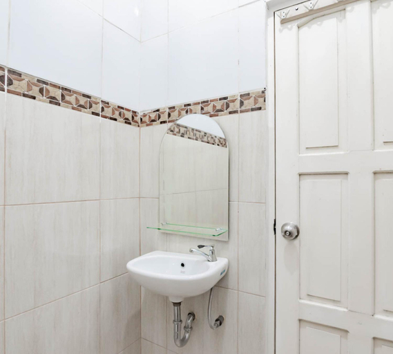 Bathroom 14