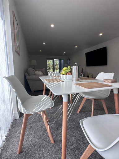 Shared lounge/TV area 5, Selborne Studios Off road gated parking, Coventry