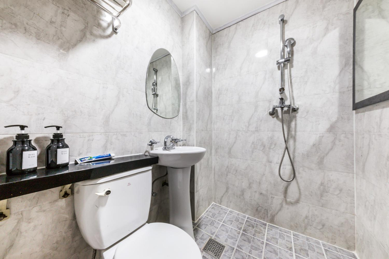 Bathroom, Sinchon Sisters Hostel, Mapo