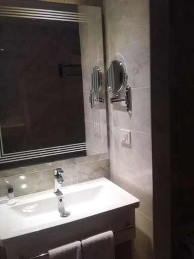 Bathroom 3, Midtown Hotel Baku, Baku
