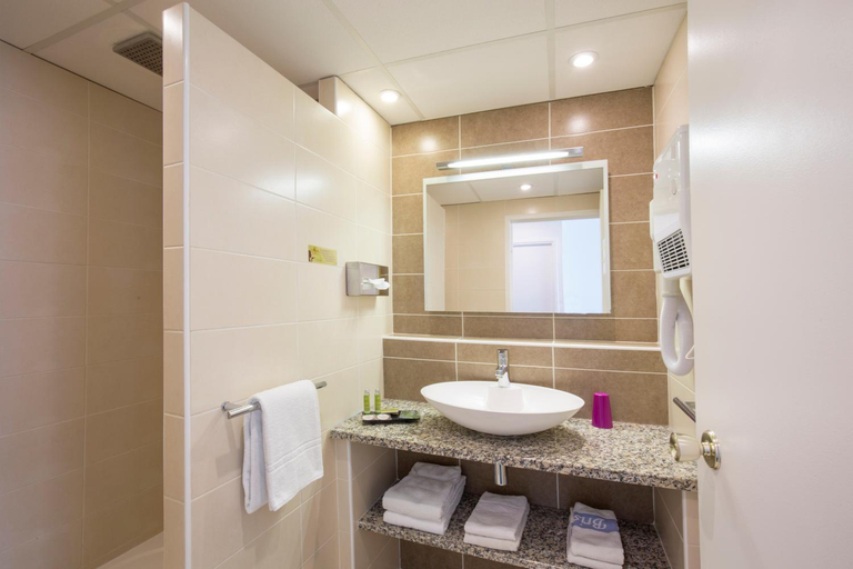 Bathroom 4, Bristol Logis Cit'Hotel Perigueux Centre, Dordogne
