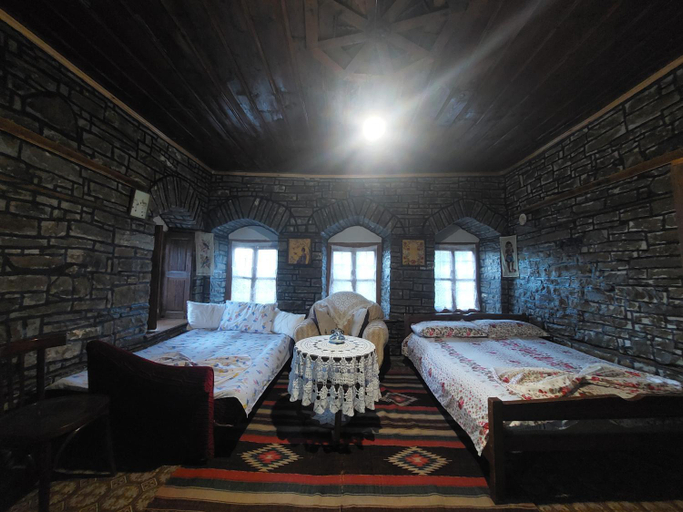 Others 5, guest house in buhal, Përmetit