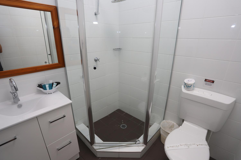 Bathroom 4, Sleepy Hill Motor Inn, Port Stephens