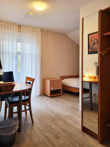 Others 4, Hotel Dat greune Eck, Heidekreis