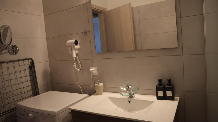 Bathroom 2, Dafni City Apartment 1, Attica