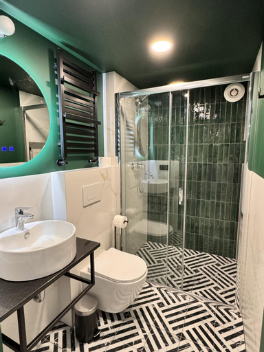 Bathroom 16