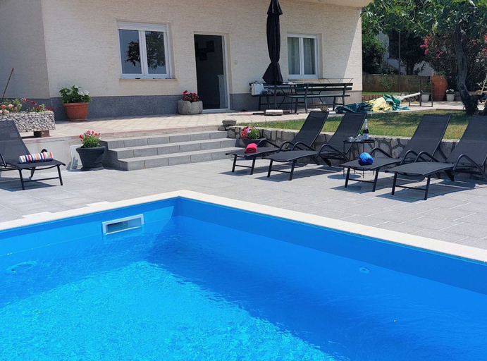 Sport & Beauty 4, Spacious Novi Vinodolski Apartments With Terrace and Shared Pool, Novi Vinodolski