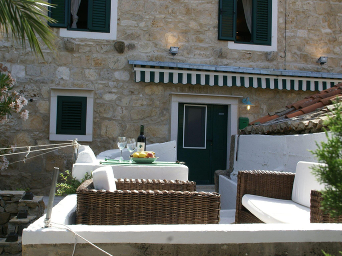 Others 5, Traditional house with two apartments, Vis
