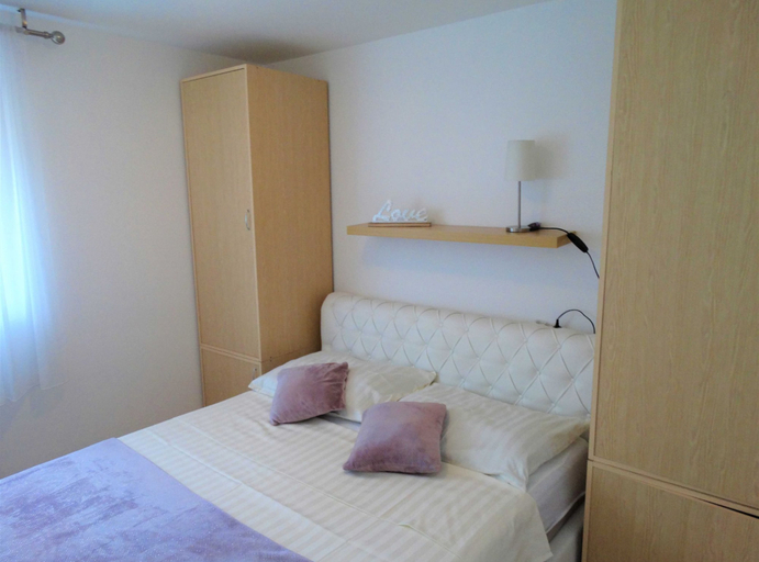 Bedroom 2, Selce Shorefront Apartment With Balcony and Sea View, Crikvenica