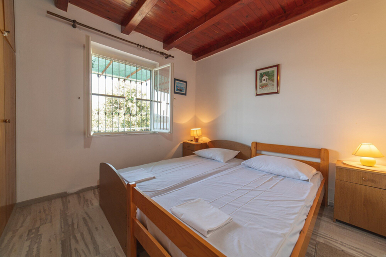 Bedroom 2, Perfect Beachfront Getaway Ideal for Families, Seget
