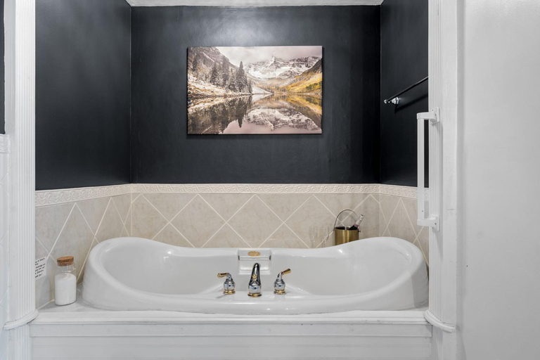 Bathroom 16