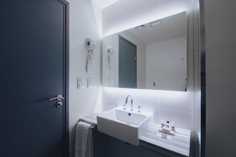 Bathroom 3, SEC Hotel, General Pueyrredón