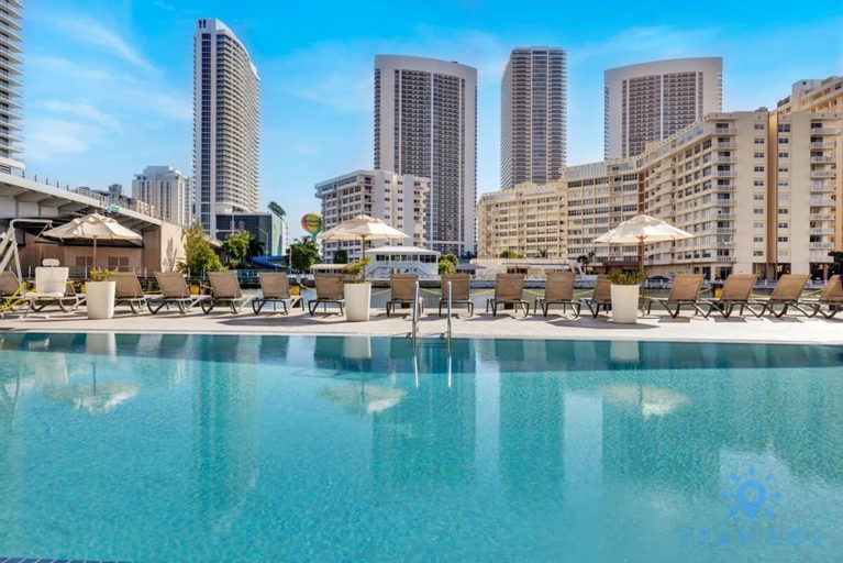 Infinite Views with Amazing Pool plus Gym, Near Beach, Broward
