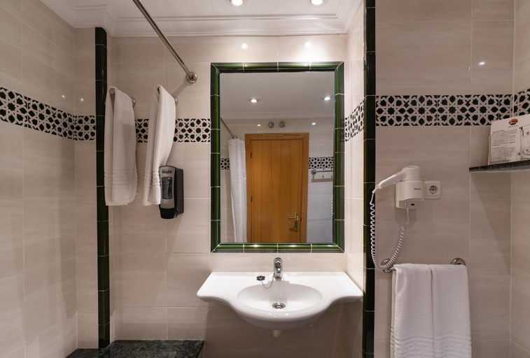 Bathroom 5, Hotel Apartamentos Bajondillo, Málaga