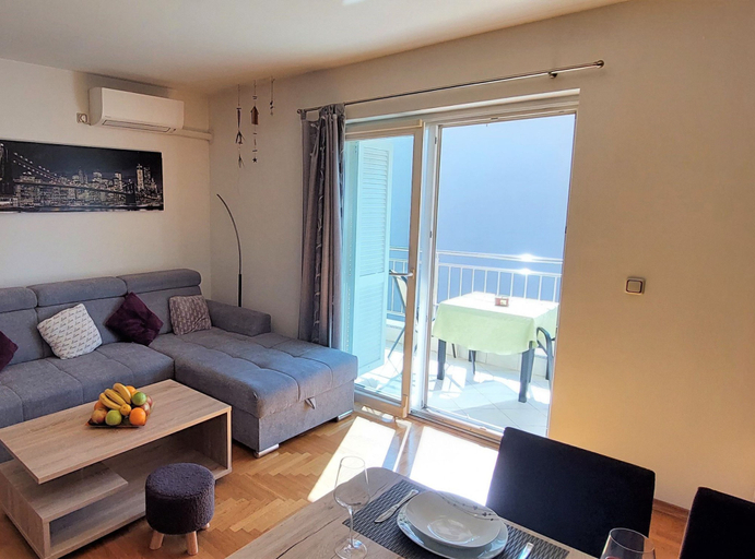 Bedroom 2, Exquisite Crikvenica Apartment With Balcony, Crikvenica