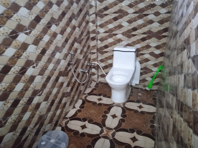 Bathroom 3, Shri Narayan tourist lodge & Chandica hotel, Rudraprayag