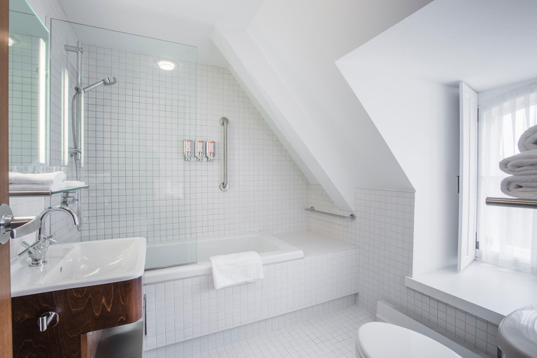 Bathroom 4, Monastère des Augustines, Communauté-Urbaine-de-Québec