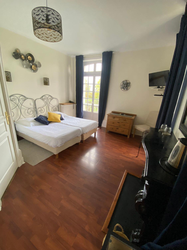 Bedroom 2, Hotel les Grands Chenes, Yonne