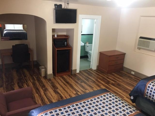 Bedroom 1, Hilltop Inn, Macon