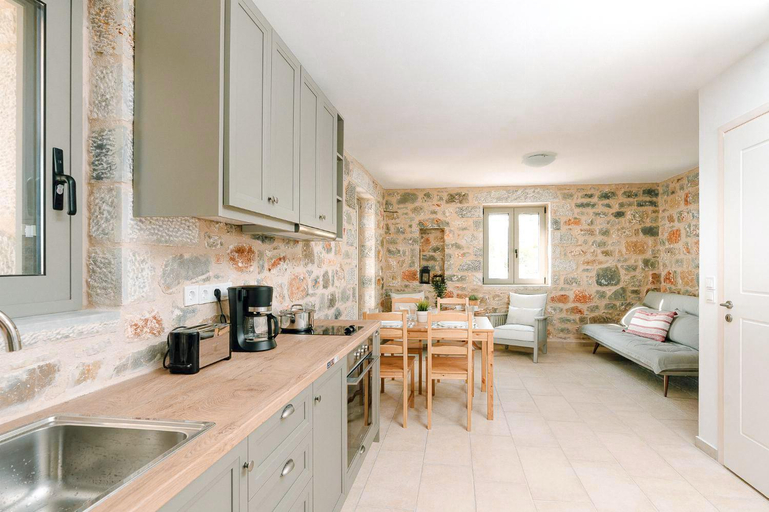 Others 5, Villa Dioni Thio, Peloponnese