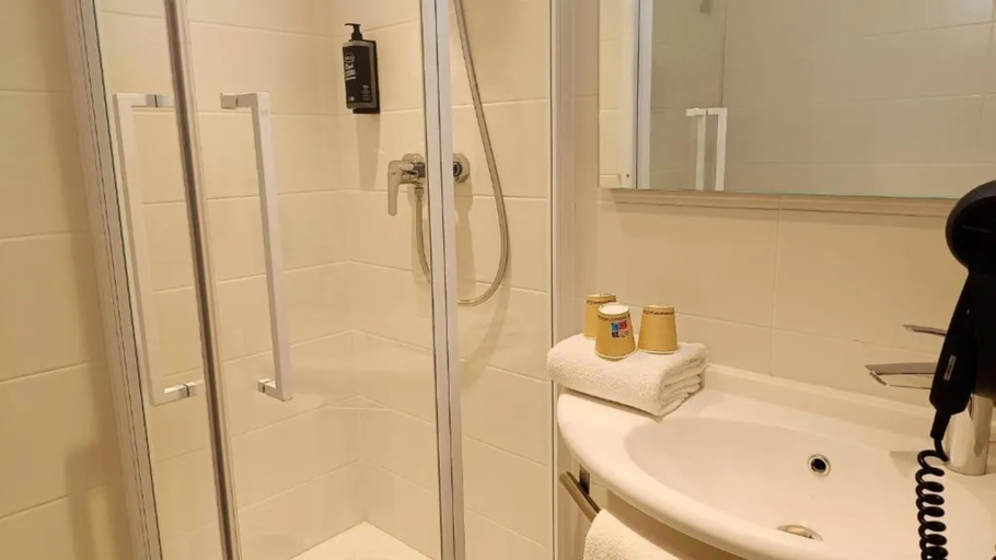 Bathroom 4, ibis budget Rennes Cesson, Ille-et-Vilaine