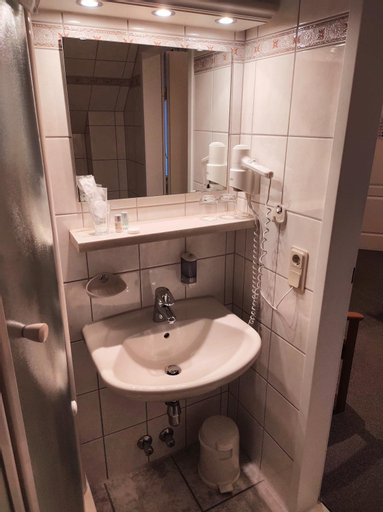 Bathroom 14