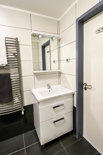Bathroom 5, Dominik Panzio, Budapesti