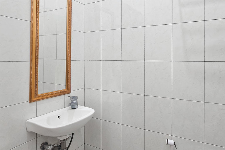 Bathroom 4, Urbanview MJ House Syariah Bandung, Bandung