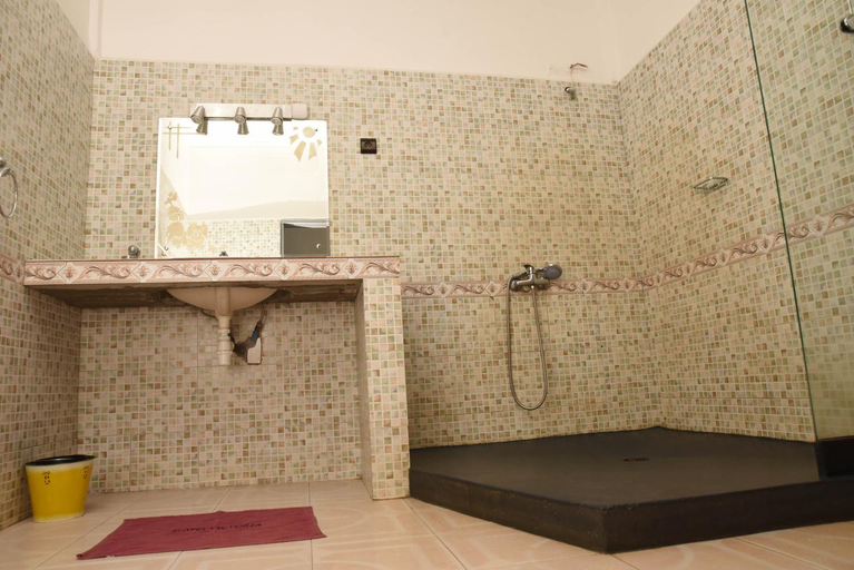 Bathroom 3, Hotel Victoria, Diana