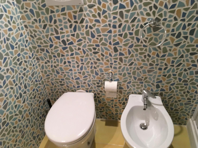 Bathroom 2, Cortile Azzurro, Trapani