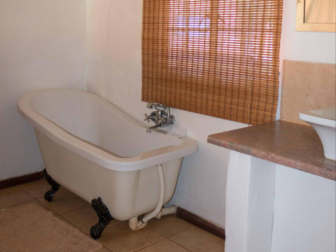 Bathroom 2, Thaba Manzi Ranch, Bojanala