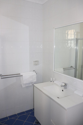 Bathroom 3, Anglers Inn, Copper Coast